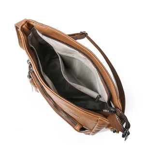 Borsa a tracolla in ecopelle marrone con tasche multiple a cerniera e interno testurizzato