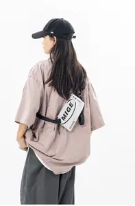 Borsa a tracolla argento metallizzato con scritte nere e cinturino in nylon nero