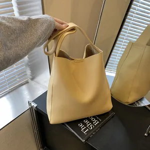 Borsa tote minimalista in pelle gialla martellata con tracolla larga per pendolari