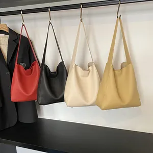 Grandi borse tote minimaliste in quattro colori con trama in pelle e spalline larghe
