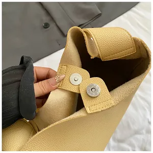 Borsa tote minimalista in pelle martellata beige con chiusura magnetica in argento