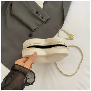 Sac bandoulière élégant en forme de cœur crème avec une bandoulière dorée