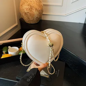 Sac Bandoulière en Forme de Cœur en Cuir PU pour Femmes Chaîne Chic Petit Sac à Épaule Couleur Unie Fermeture Éclair Pochette de Soirée