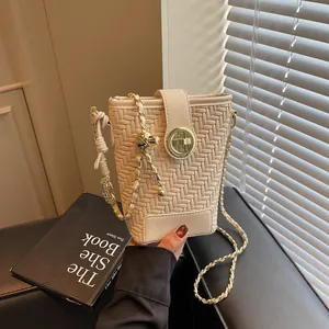 Sac Seau Tressé pour Femmes en Cuir PU avec Chaîne Dorée Sac à Bandoulière Mode Design Minimaliste avec Pendentif