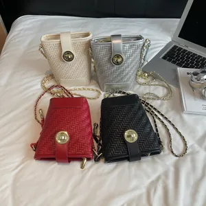 Sacs seaux tissés minimalistes en crème, argent, rouge et noir avec bandoulière