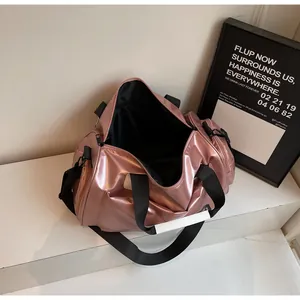 Vista ravvicinata della borsa tote in PU oro rosa impermeabile con ampio interno foderato nero