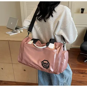 Borsa da viaggio in nylon rosa impermeabile con tasca laterale e tracolla regolabile
