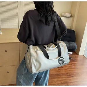 Dettaglio della borsa da viaggio impermeabile con scomparto scarpe e logo inciso