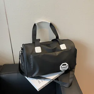 Borsa tote nera impermeabile di grande capacità esposta su un divano in stile moderno