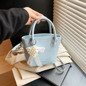 Damen Süße PU-Leder Falten Eimertasche Mit Künstliche Perlenherz-Anhänger Spitzenschleife Mode Schulter Umhängetasche Für Den Alltag