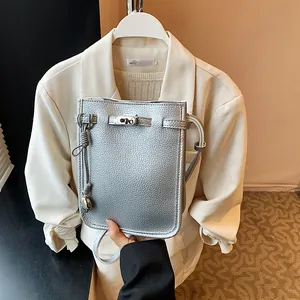 Borsa a secchiello in pelle argento con grana litchi, chiusura a scatto e tracolla