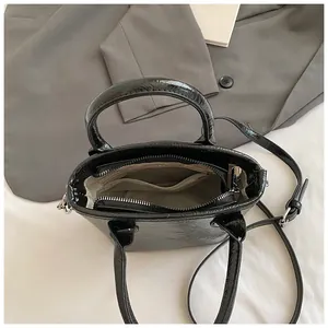 Glänzende schwarze Beuteltasche in Faltenoptik mit praktischem Reißverschluss-Innenfach