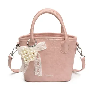 Rosa Falten-Eimertasche aus Leder mit Perlen-Herzanhänger und Spitzen-Schleife