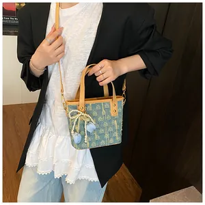 Dettaglio borsa a tracolla in denim con jacquard floreale, fiocco di perle e ciondolo