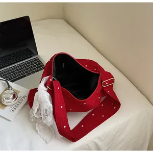 Borsa tote in tela rossa con ricamo floreale bianco e nastro di pizzo delicato
