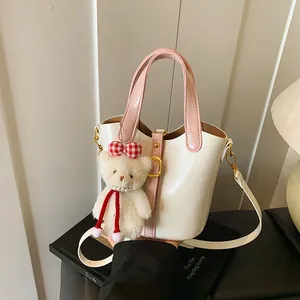 Borsa a Secchiello da Donna in Pelle PU Lucida Stile Coreano Borsa a Tracolla Con Manico Superiore e Ciondolo a Orsetto