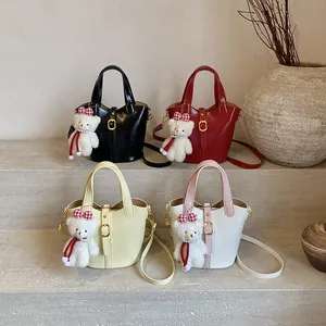 Eleganti borse a secchiello da donna in quattro colori con ciondoli a forma di orsetto