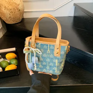 Borsa a Mano Vintage in Denim Jacquard per Donna Finiture in Pelle PU Piccola Tracolla Ciondolo Perla Fiore Tote Blu