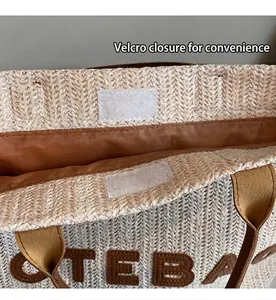 Dettaglio della borsa in paglia beige con chiusura in velcro e patch in pelle TEBA