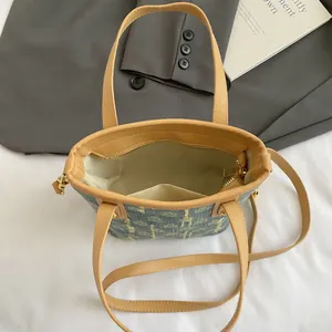 Borsa a cesto in denim retrò con manici in pelle marrone e vista sulla cerniera