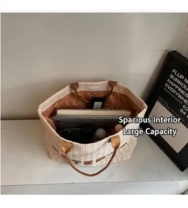 Grande borsa tote in paglia intrecciata beige con spazio per laptop e libri interni