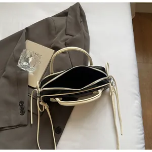 Borsa a mano Boston minimalista bianca e nera con manici e tracolla per le donne