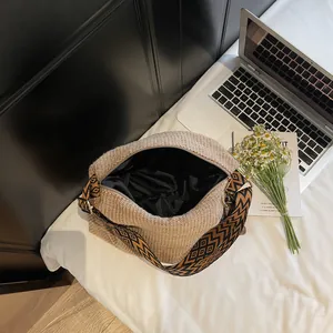 Borsa tote in paglia intrecciata con tracolla larga a motivi e chiusura a cerniera
