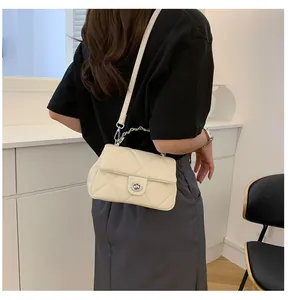 Borsa a tracolla beige trapuntata con chiusura a scatto argento e manico a catena