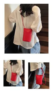 Dettaglio della mini borsa a secchiello rossa in pelle martellata con cuciture
