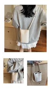 Dettaglio della mini borsa a tracolla beige in pelle con texture litchi e tracolla