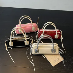Borse a mano cilindriche minimaliste in quattro colori con nappe e doppi manici