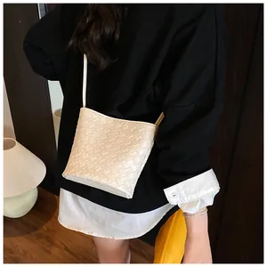 Vista dettagliata della trama intrecciata e dello stile minimalista della borsa a secchiello