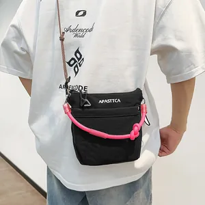 Borsa a tracolla in nylon nero con corda rosa neon e tracolla regolabile per lo sport