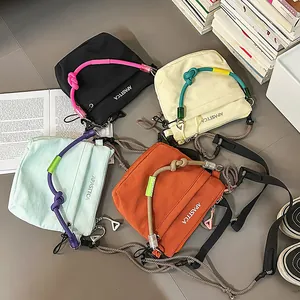Borse a tracolla leggere in nylon in nero, beige, verde e arancione di forma quadrata