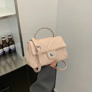 Borsa a tracolla trapuntata rosa chiaro con chiusura a rotazione e catena