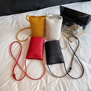 Mini borse a secchiello a tracolla in giallo, bianco, rosso e nero in pelle martellata