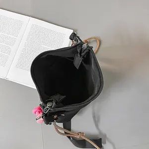 Borsa a tracolla leggera in nylon nero con cinturino leopardato e accessorio intrecciato rosa