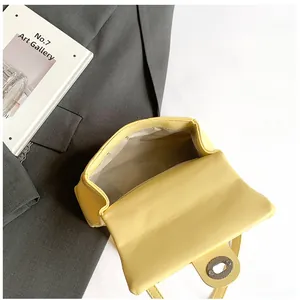 Piccola borsa quadrata trapuntata gialla con chiusura a rotazione argento
