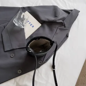 Piccola borsa a tracolla nera in pelle litchi con fibbia magnetica in stile flat lay