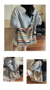Dettaglio di borsa tote in tessuto colorato con righe e tracolla alla moda