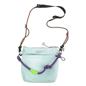 Borsa a tracolla in nylon verde menta con corde intrecciate e dettagli in metallo