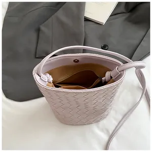 Borsa a secchiello in pelle intrecciata lavanda con chiusura magnetica e tasca interna