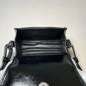 Borsa a mano moderna in pizzo nero con chiusura magnetica e scomparto interno