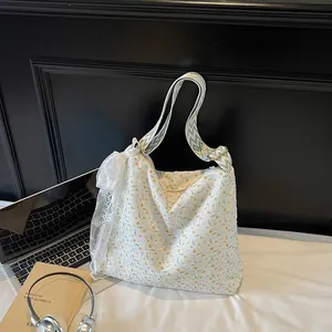 Borsa tote bianca ricamata con fiori e pizzo, dotata di tracolla a onde verdi