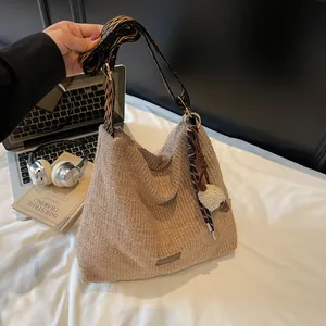 Borsa tote in paglia minimalista con tracolla geometrica e ciondolo a pompon morbido