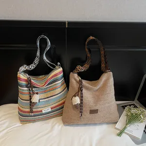 Borsa tote in paglia a righe colorate con tracolla larga in jacquard etnico per donna