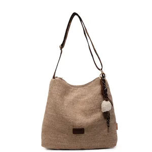 Borsa tote in paglia intrecciata con catena e nappa per uno stile estivo minimalista