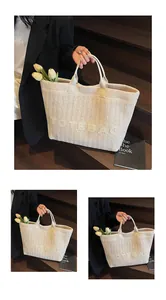 Vue détaillée du sac cabas en paille tressée avec lettrage TOTEBAG et anses en cuir