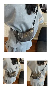 Dettaglio borsa a mezzaluna grigio scuro glitterata con farfalle in metallo argento