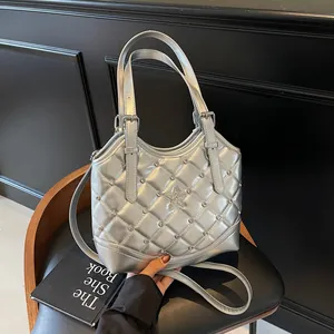 Borsa a tracolla trapuntata argento con stella di strass su sedia retrò